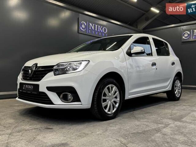 Белый Рено Сандеро, объемом двигателя 1.5 л и пробегом 73 тыс. км за 8500 $, фото 1 на Automoto.ua