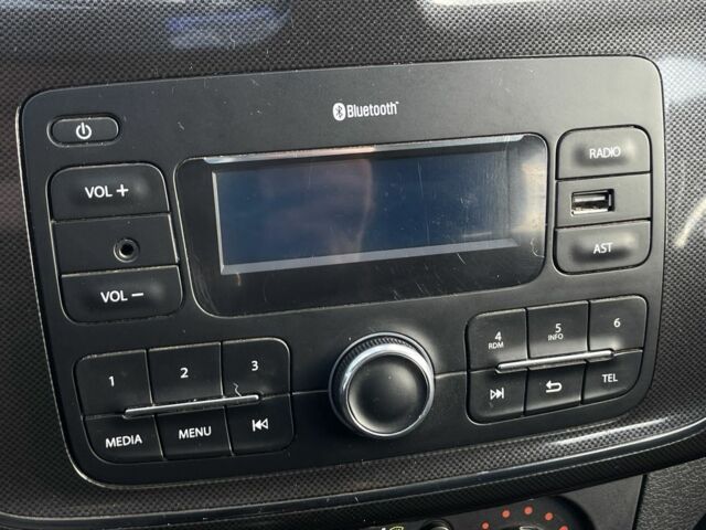 Білий Рено Сандеро, об'ємом двигуна 1 л та пробігом 31 тис. км за 8900 $, фото 11 на Automoto.ua