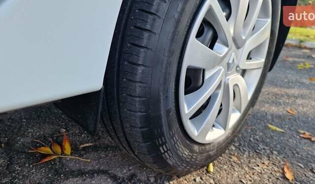 Белый Рено Сандеро, объемом двигателя 0.9 л и пробегом 13 тыс. км за 9870 $, фото 22 на Automoto.ua