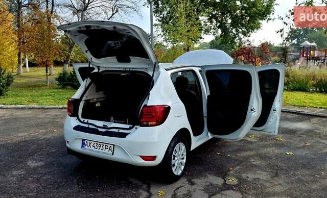 Белый Рено Сандеро, объемом двигателя 0.9 л и пробегом 13 тыс. км за 9870 $, фото 39 на Automoto.ua