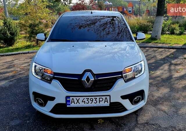 Белый Рено Сандеро, объемом двигателя 0.9 л и пробегом 13 тыс. км за 9870 $, фото 1 на Automoto.ua