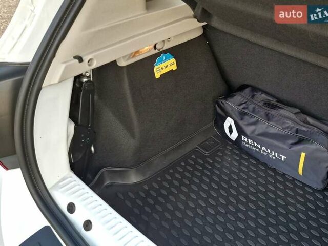 Білий Рено Сандеро, об'ємом двигуна 0.9 л та пробігом 13 тис. км за 9650 $, фото 40 на Automoto.ua