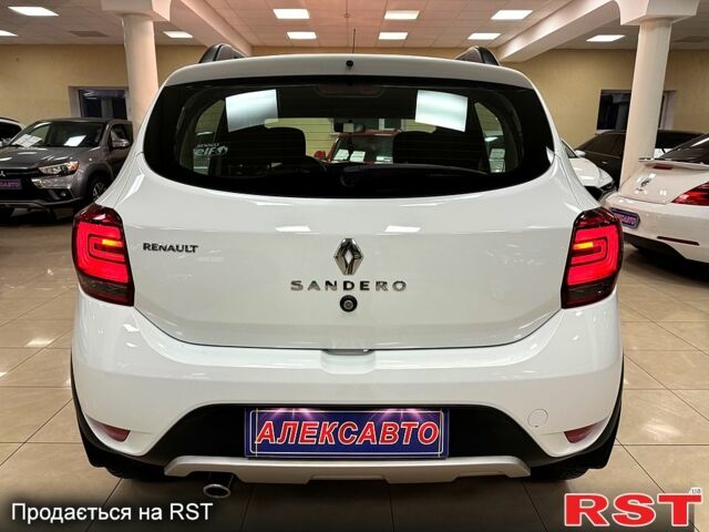 Белый Рено Сандеро, объемом двигателя 1.5 л и пробегом 136 тыс. км за 11000 $, фото 5 на Automoto.ua