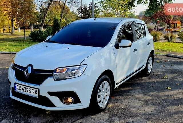 Белый Рено Сандеро, объемом двигателя 0.9 л и пробегом 13 тыс. км за 9870 $, фото 3 на Automoto.ua