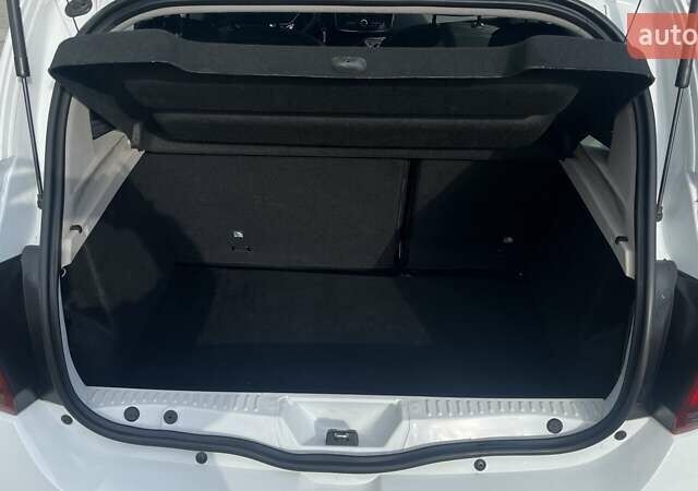Білий Рено Сандеро, об'ємом двигуна 1.46 л та пробігом 80 тис. км за 8339 $, фото 9 на Automoto.ua