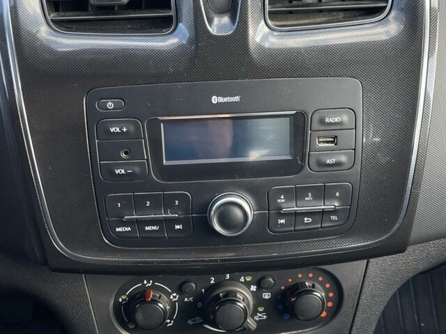 Білий Рено Сандеро, об'ємом двигуна 1 л та пробігом 31 тис. км за 8900 $, фото 8 на Automoto.ua