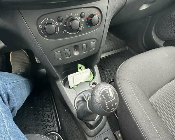 Белый Рено Сандеро, объемом двигателя 0.9 л и пробегом 102 тыс. км за 8800 $, фото 23 на Automoto.ua