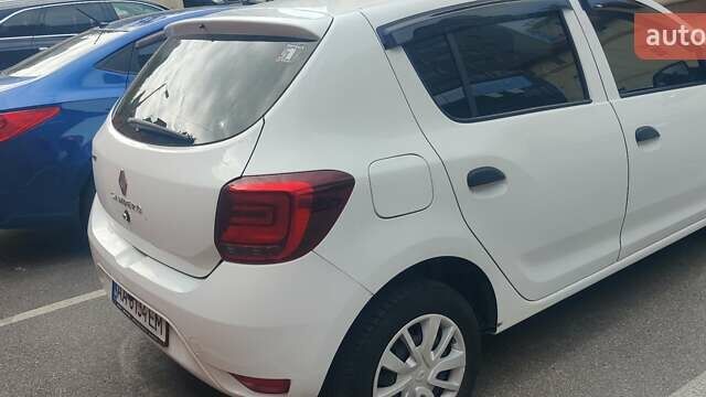 Белый Рено Сандеро, объемом двигателя 0.9 л и пробегом 132 тыс. км за 5500 $, фото 3 на Automoto.ua