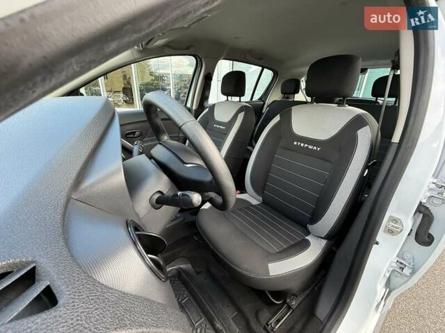 Белый Рено Сандеро, объемом двигателя 0.9 л и пробегом 71 тыс. км за 9300 $, фото 15 на Automoto.ua