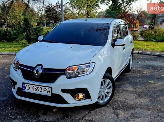 Белый Рено Сандеро, объемом двигателя 0.9 л и пробегом 13 тыс. км за 9870 $, фото 4 на Automoto.ua