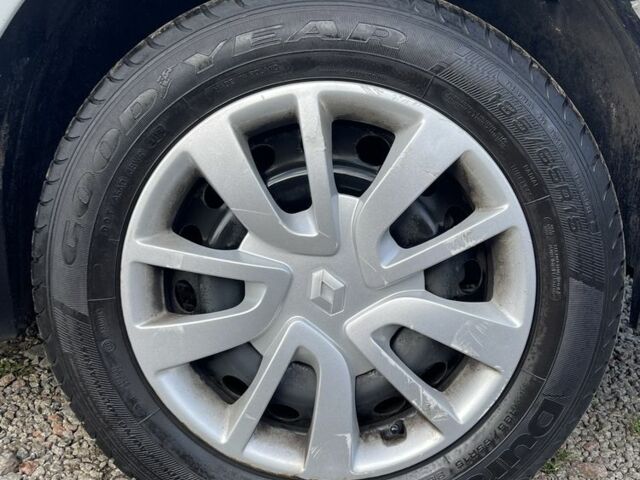 Білий Рено Сандеро, об'ємом двигуна 1 л та пробігом 31 тис. км за 8900 $, фото 16 на Automoto.ua