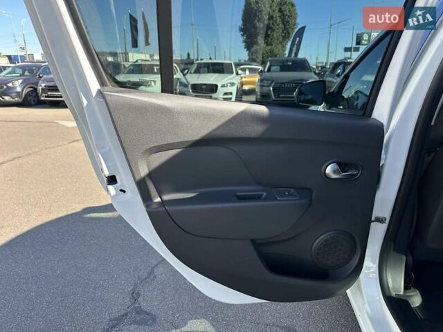Белый Рено Сандеро, объемом двигателя 0.9 л и пробегом 106 тыс. км за 9300 $, фото 26 на Automoto.ua