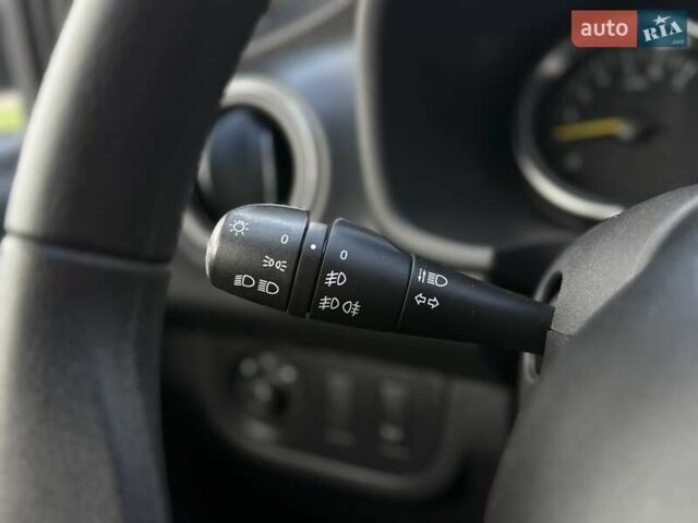 Белый Рено Сандеро, объемом двигателя 0.9 л и пробегом 71 тыс. км за 9300 $, фото 20 на Automoto.ua