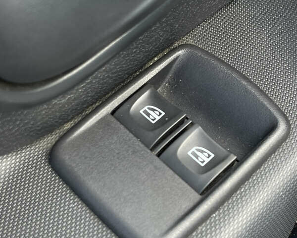 Белый Рено Сандеро, объемом двигателя 1 л и пробегом 31 тыс. км за 8900 $, фото 6 на Automoto.ua