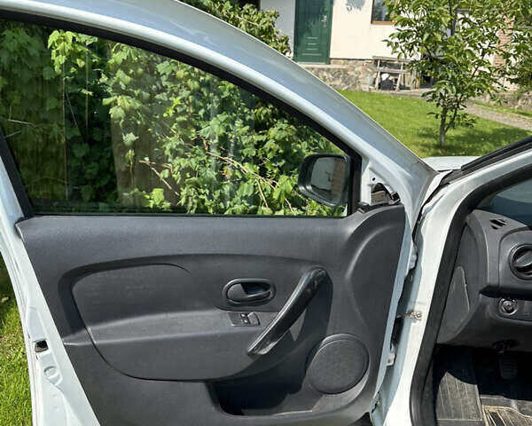 Белый Рено Сандеро, объемом двигателя 1 л и пробегом 60 тыс. км за 8200 $, фото 3 на Automoto.ua