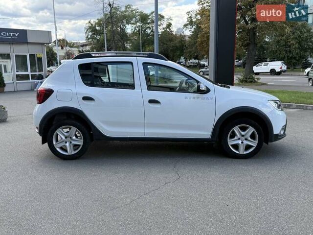 Белый Рено Сандеро, объемом двигателя 0.9 л и пробегом 71 тыс. км за 9300 $, фото 5 на Automoto.ua