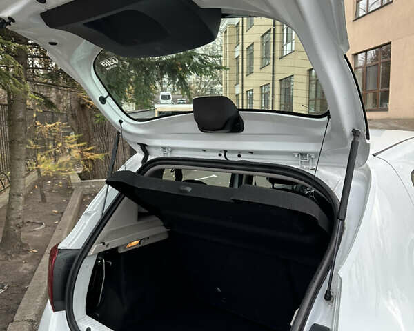 Белый Рено Сандеро, объемом двигателя 0.9 л и пробегом 102 тыс. км за 8800 $, фото 15 на Automoto.ua