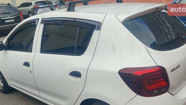 Белый Рено Сандеро, объемом двигателя 0.9 л и пробегом 132 тыс. км за 5500 $, фото 4 на Automoto.ua
