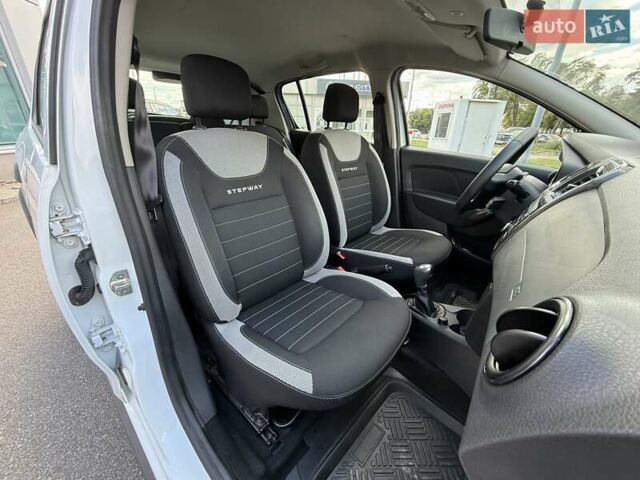 Белый Рено Сандеро, объемом двигателя 0.9 л и пробегом 71 тыс. км за 9300 $, фото 12 на Automoto.ua