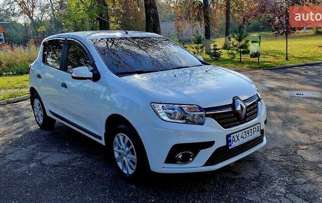 Белый Рено Сандеро, объемом двигателя 0.9 л и пробегом 13 тыс. км за 9870 $, фото 8 на Automoto.ua