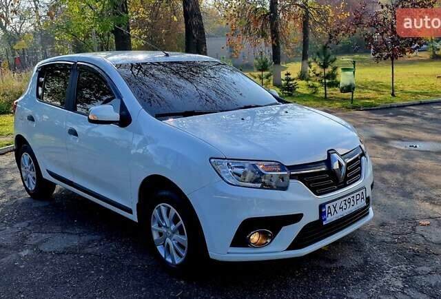 Белый Рено Сандеро, объемом двигателя 0.9 л и пробегом 13 тыс. км за 9870 $, фото 9 на Automoto.ua