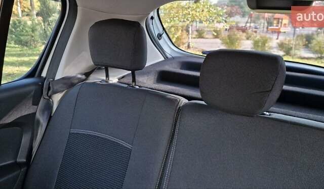 Белый Рено Сандеро, объемом двигателя 0.9 л и пробегом 13 тыс. км за 9870 $, фото 66 на Automoto.ua