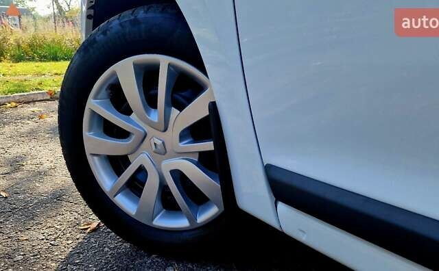 Белый Рено Сандеро, объемом двигателя 0.9 л и пробегом 13 тыс. км за 9870 $, фото 32 на Automoto.ua