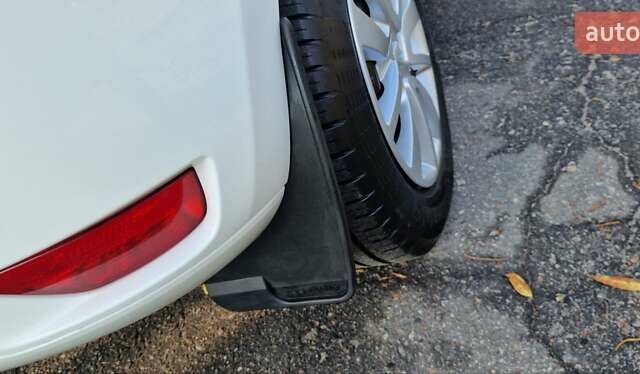 Белый Рено Сандеро, объемом двигателя 0.9 л и пробегом 13 тыс. км за 9870 $, фото 21 на Automoto.ua