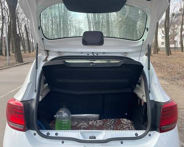 Белый Рено Сандеро, объемом двигателя 1.2 л и пробегом 105 тыс. км за 7000 $, фото 6 на Automoto.ua
