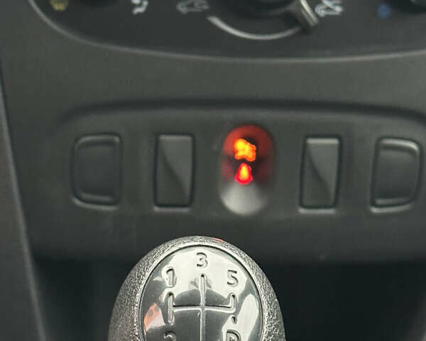 Белый Рено Сандеро, объемом двигателя 1.5 л и пробегом 118 тыс. км за 8900 $, фото 16 на Automoto.ua