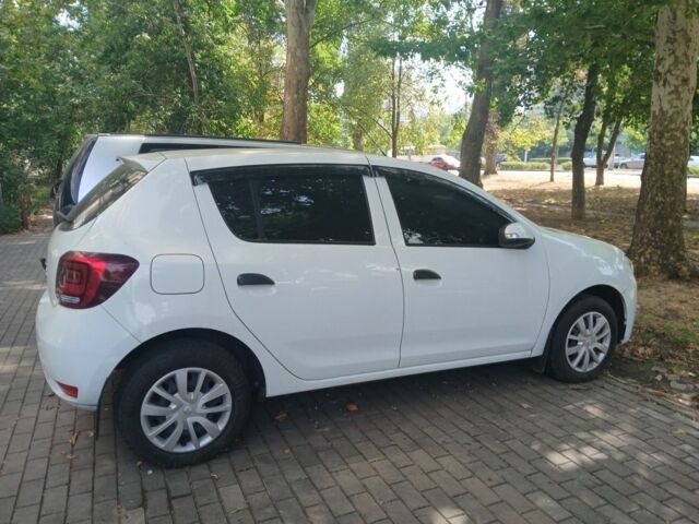 Белый Рено Сандеро, объемом двигателя 1 л и пробегом 13 тыс. км за 10500 $, фото 2 на Automoto.ua