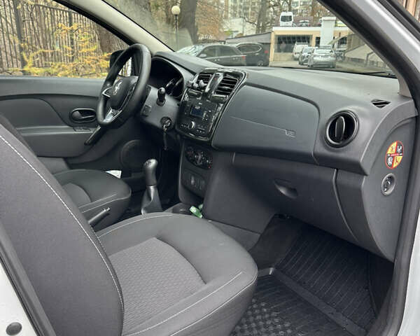 Белый Рено Сандеро, объемом двигателя 0.9 л и пробегом 102 тыс. км за 8800 $, фото 17 на Automoto.ua