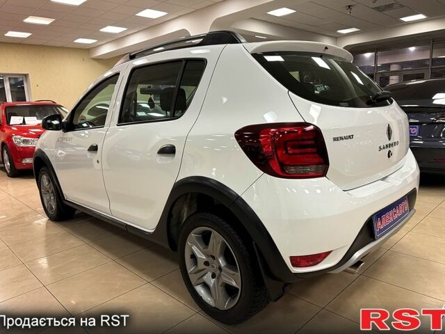 Белый Рено Сандеро, объемом двигателя 1.5 л и пробегом 136 тыс. км за 11000 $, фото 4 на Automoto.ua