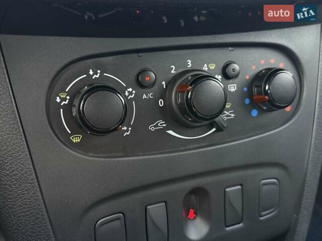 Белый Рено Сандеро, объемом двигателя 0.9 л и пробегом 71 тыс. км за 9300 $, фото 22 на Automoto.ua