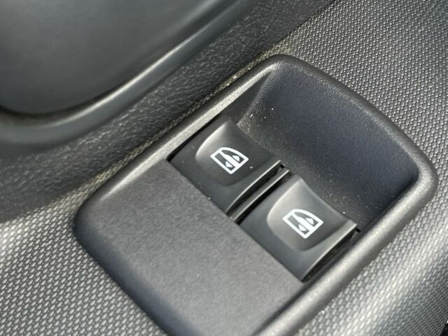 Білий Рено Сандеро, об'ємом двигуна 1 л та пробігом 31 тис. км за 8900 $, фото 10 на Automoto.ua