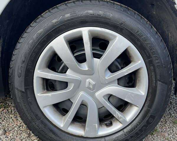 Белый Рено Сандеро, объемом двигателя 1 л и пробегом 31 тыс. км за 8900 $, фото 16 на Automoto.ua