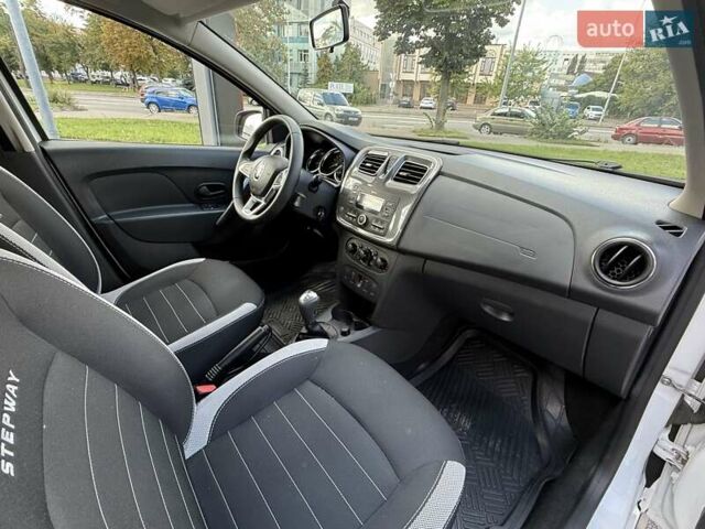 Белый Рено Сандеро, объемом двигателя 0.9 л и пробегом 71 тыс. км за 9300 $, фото 13 на Automoto.ua