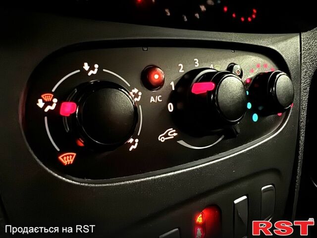 Белый Рено Сандеро, объемом двигателя 1.5 л и пробегом 136 тыс. км за 11000 $, фото 12 на Automoto.ua