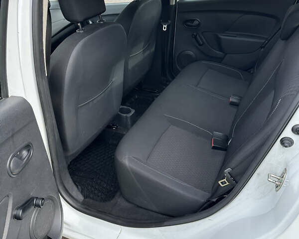 Белый Рено Сандеро, объемом двигателя 0.9 л и пробегом 102 тыс. км за 8800 $, фото 32 на Automoto.ua