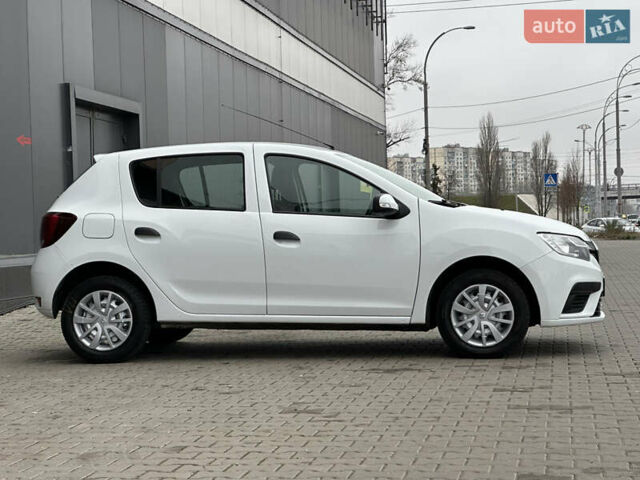 Белый Рено Сандеро, объемом двигателя 1.5 л и пробегом 118 тыс. км за 8900 $, фото 1 на Automoto.ua