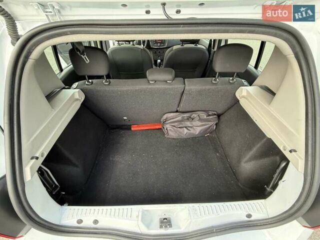 Белый Рено Сандеро, объемом двигателя 0.9 л и пробегом 71 тыс. км за 9300 $, фото 25 на Automoto.ua