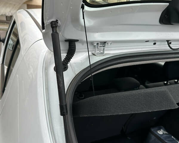 Белый Рено Сандеро, объемом двигателя 0.9 л и пробегом 102 тыс. км за 8800 $, фото 16 на Automoto.ua