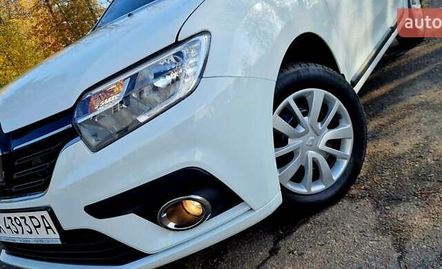 Белый Рено Сандеро, объемом двигателя 0.9 л и пробегом 13 тыс. км за 9870 $, фото 29 на Automoto.ua