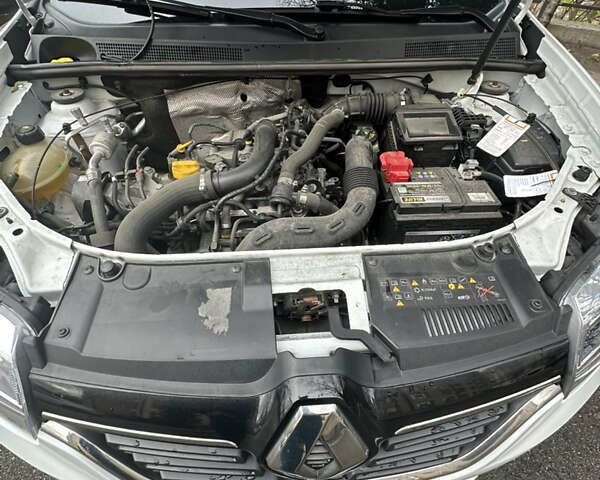 Белый Рено Сандеро, объемом двигателя 0.9 л и пробегом 102 тыс. км за 8800 $, фото 6 на Automoto.ua