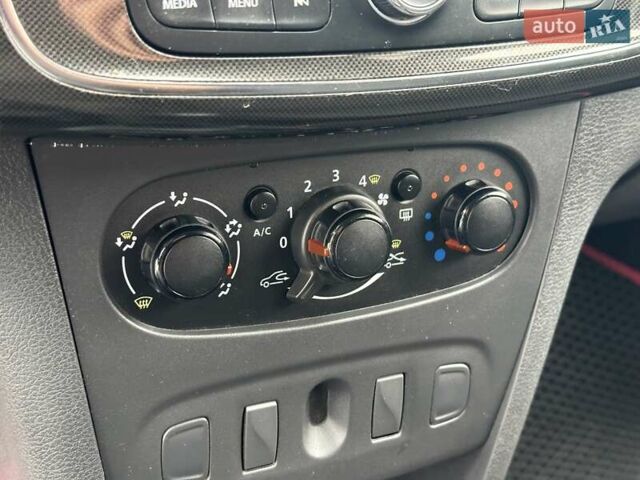 Белый Рено Сандеро, объемом двигателя 1 л и пробегом 168 тыс. км за 6290 $, фото 17 на Automoto.ua