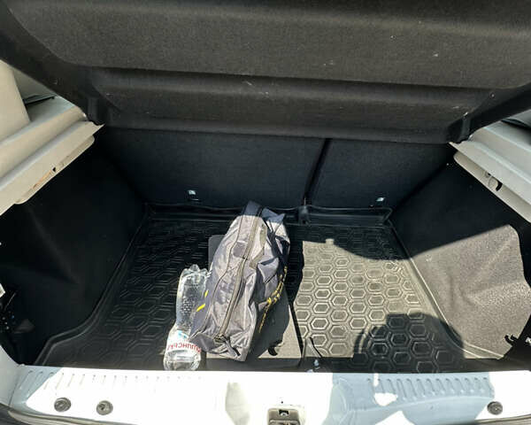 Белый Рено Сандеро, объемом двигателя 1 л и пробегом 60 тыс. км за 8200 $, фото 4 на Automoto.ua