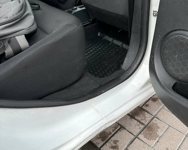 Белый Рено Сандеро, объемом двигателя 0.9 л и пробегом 102 тыс. км за 8800 $, фото 38 на Automoto.ua