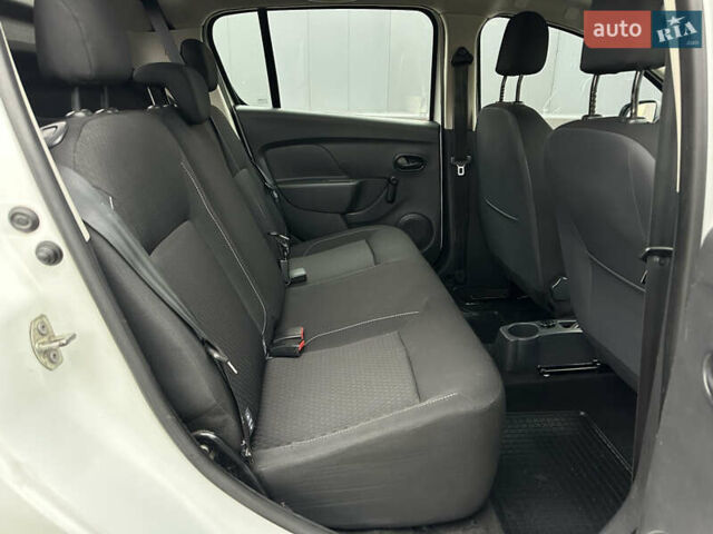 Белый Рено Сандеро, объемом двигателя 1.5 л и пробегом 118 тыс. км за 8900 $, фото 18 на Automoto.ua