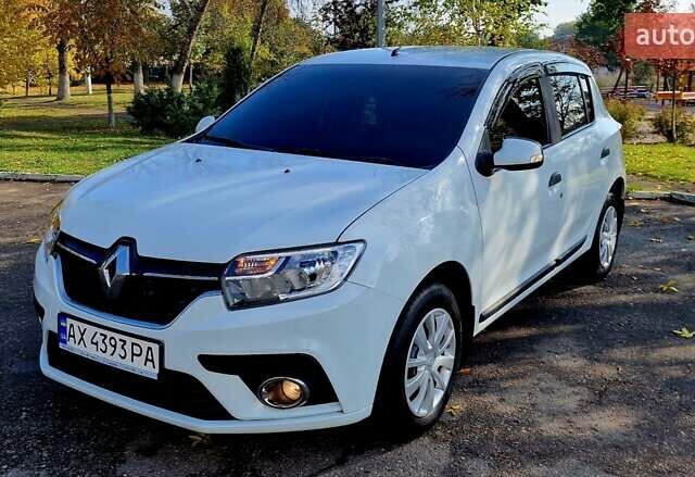 Белый Рено Сандеро, объемом двигателя 0.9 л и пробегом 13 тыс. км за 9870 $, фото 2 на Automoto.ua