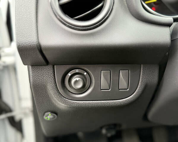 Белый Рено Сандеро, объемом двигателя 1 л и пробегом 102 тыс. км за 6800 $, фото 21 на Automoto.ua